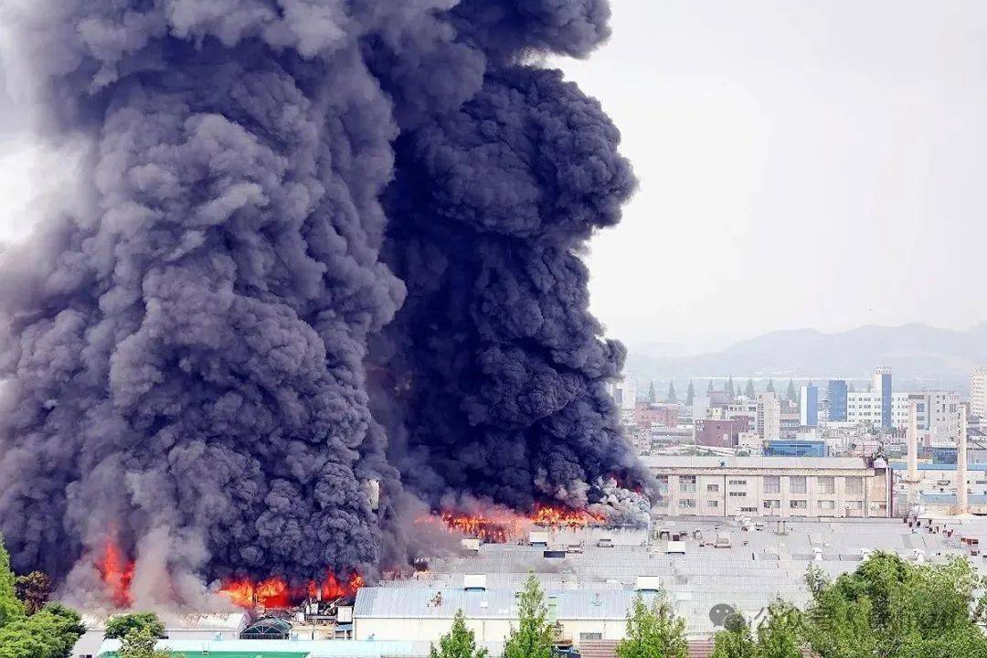 韩国一轮胎工厂突发大火，火焰一度高达百米难以扑灭！已下达国家消防动员令