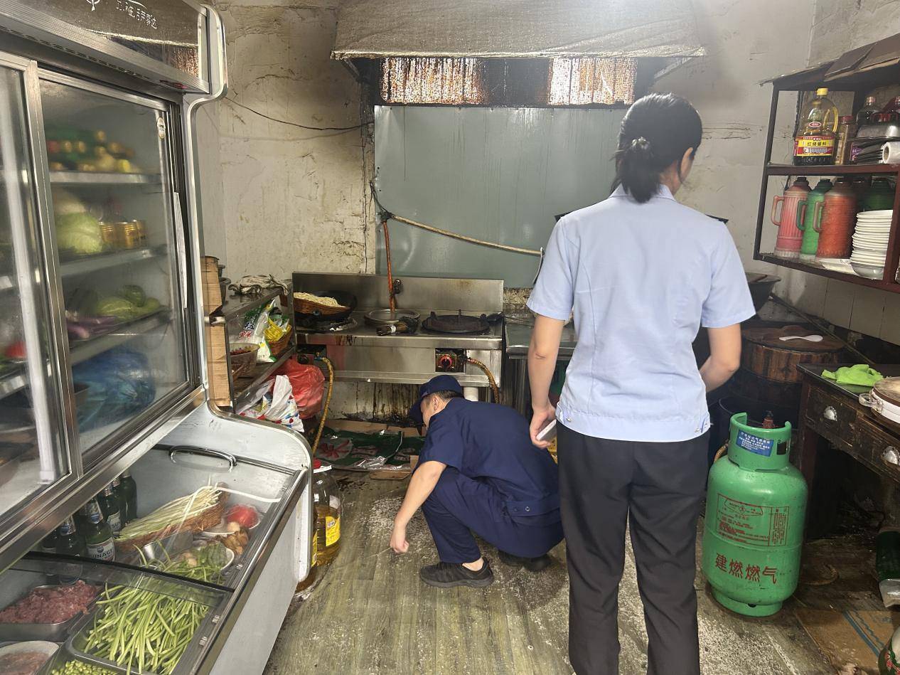 筑牢公共安全“防火墙” 建德钦堂乡开展餐饮店联合检查行动